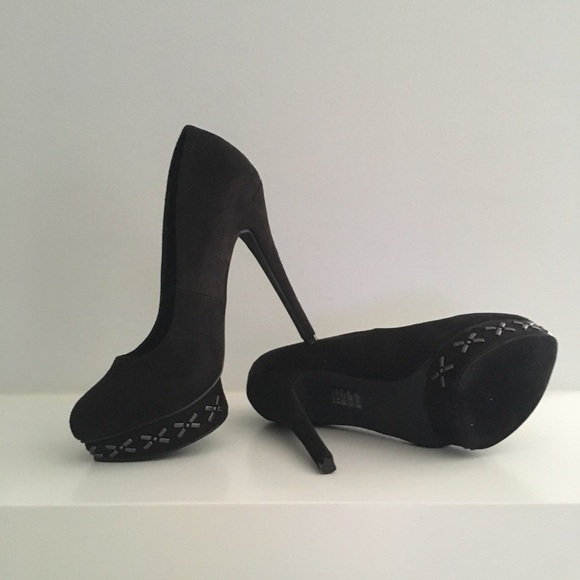 Black Pump with Stud Detail and Island Platform - Picture 4 of 6